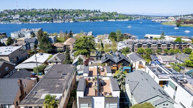 Building Photo - Gorgeous VIEW Townhome w/ 2 Master Suites in Coveted Eastlake