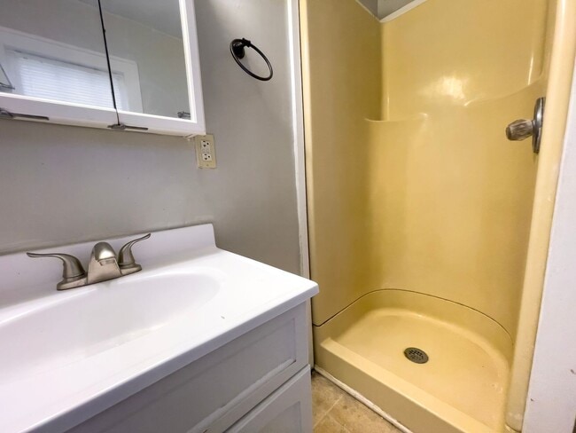 Building Photo - PRELEASING for AUGUST! Close to Campus