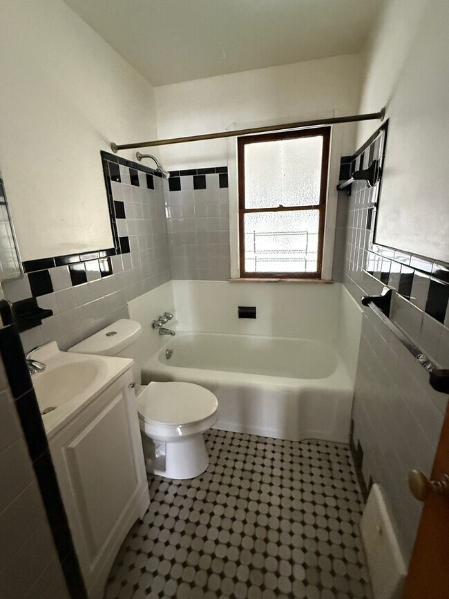 Building Photo - Lee/Harvard 4 bedroom Single