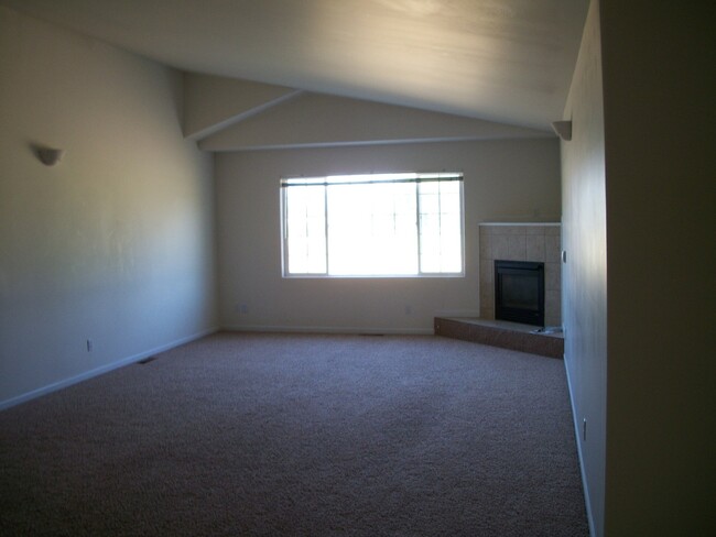 Building Photo - 4 Bedroom, 3 Bathroom Spacious Duplex