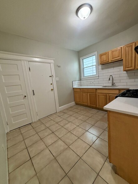 Building Photo - 807 S 13th St