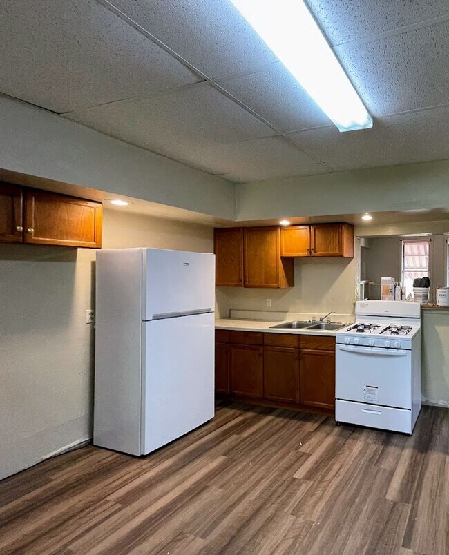 Building Photo - 3 bed 1.5 bath - new flooring, new appliances