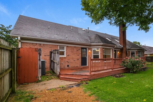 Building Photo - 1960 Maple Creek Dr