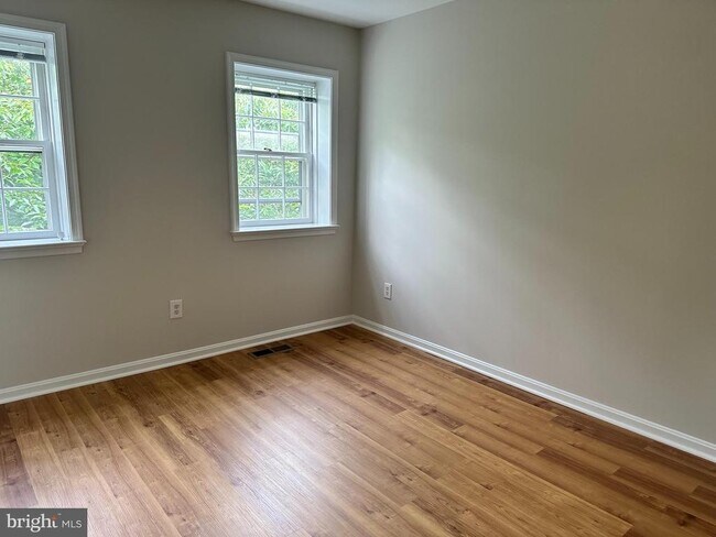 Building Photo - 4847 Chevy Chase Dr