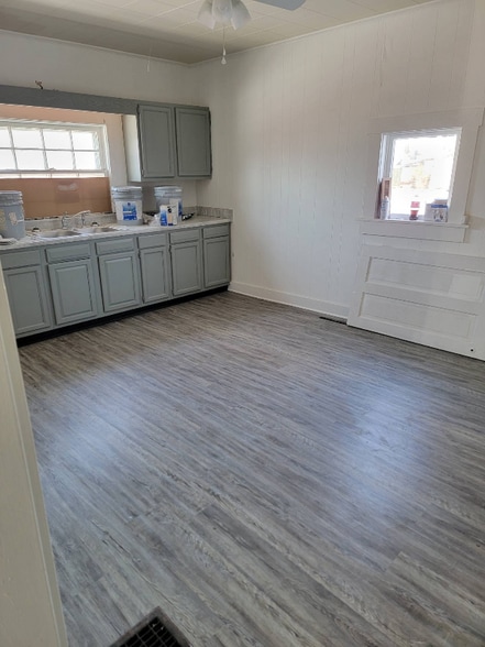 Building Photo - 913 E 28th St