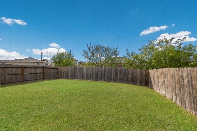 Building Photo - Well-Maintained Home with Modern Conveniences