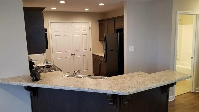 Building Photo - 733 Village Creek Dr
