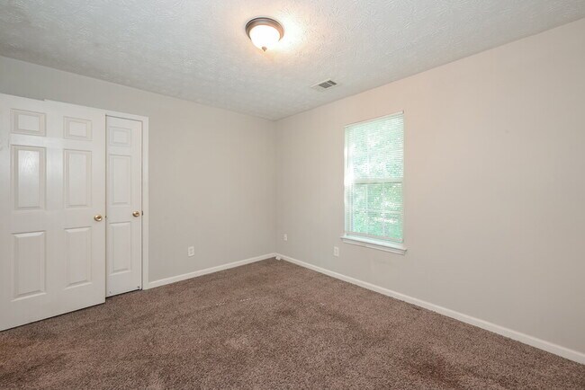 Building Photo - 154 Springbottom Dr SE