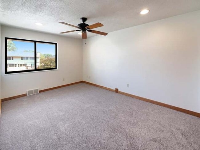 Building Photo - 3 Bed Shoreview Townhome