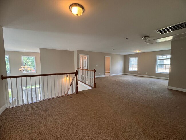 Building Photo - Stunning 5 Bedroom 4 Bath Home with 3 Car ...