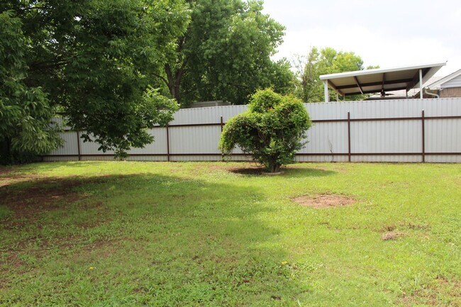 Building Photo - 3 bed 2 bath
