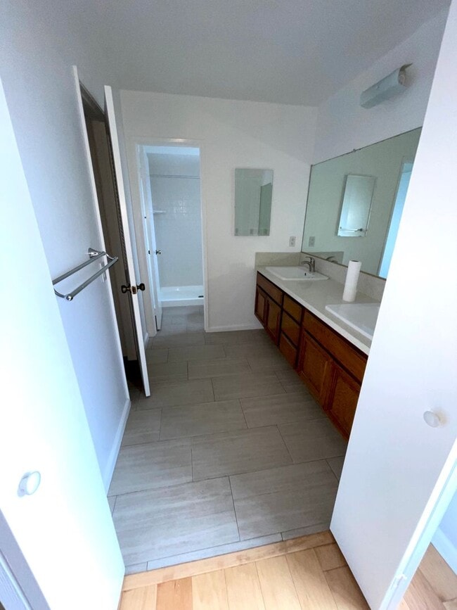 Building Photo - $2750 LARGE 2 BEDROOM CONDO NEAR 4TH ST. W/ PARKING