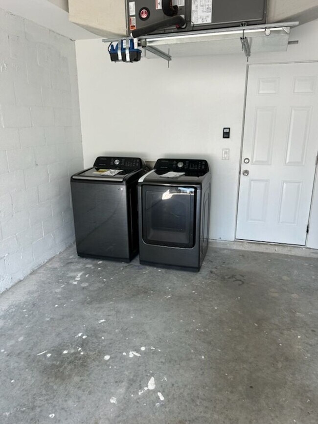 Building Photo - Duplex Unit