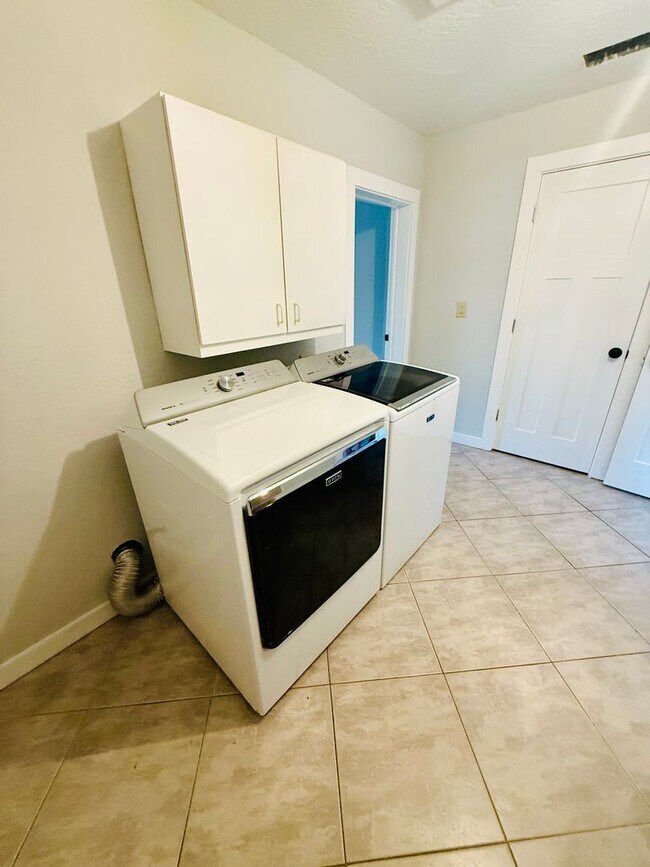 Building Photo - Boater's Dream: 4/2.5/3CG home in exclusiv...