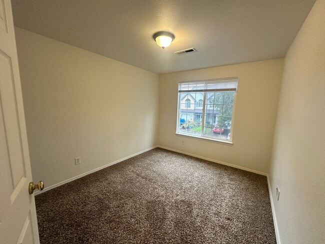 Building Photo - Convenient Beaverton Townhome!