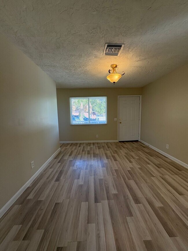 Building Photo - Recently renovated 3/1 House in Ft. Pierce