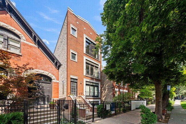 Building Photo - 876 N Hermitage Ave