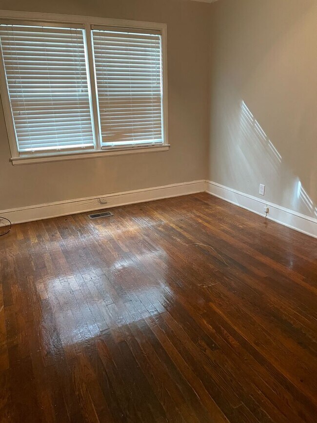 Building Photo - Special One Month Free -Renovated Great Tw...
