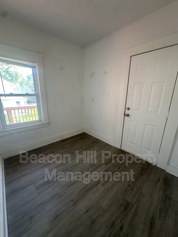 Building Photo - 1125 E 99th St
