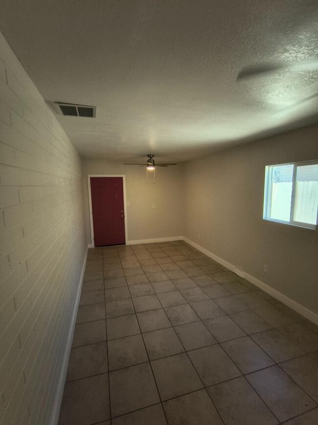 Building Photo - 5 bedroom in PHOENIX AZ 85031