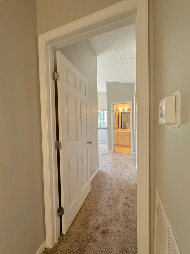 Building Photo - 6829 Meadow Creek Dr