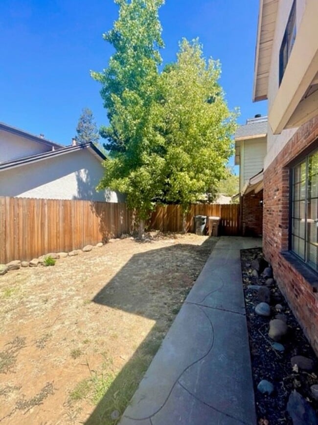 Building Photo - Darling Elk Grove Halfplex!