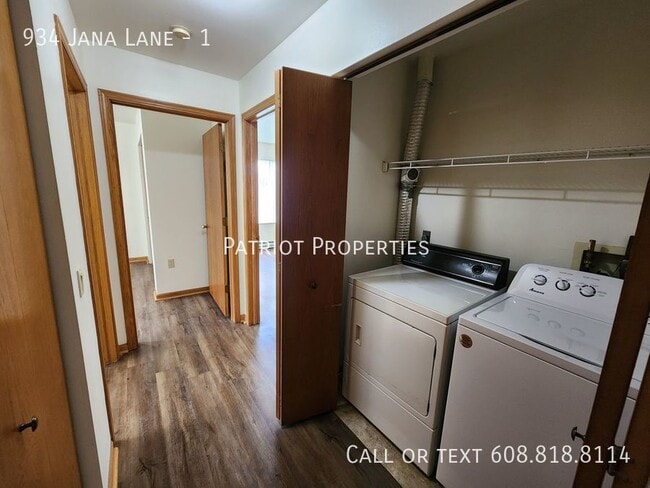 Building Photo - 934 Jana Ln