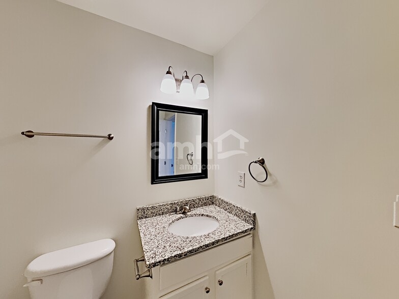 Building Photo - 1019 Canopy Dr