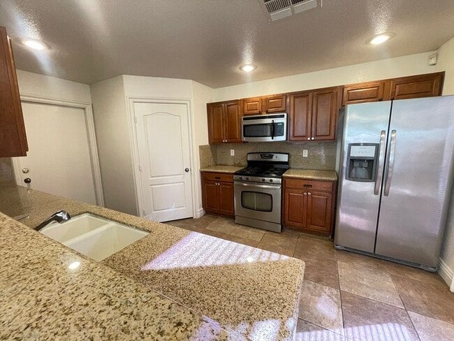 Building Photo - Carry Over Showing: This property has been...