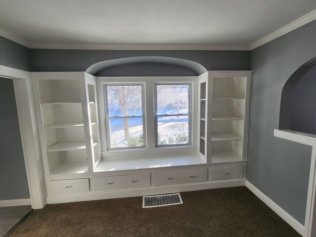 Building Photo - Charming 5-Bedroom Property in Prime Location