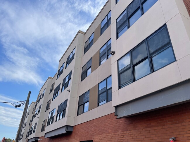 Building Photo - 180 Cedar St