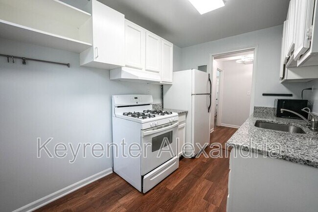 Building Photo - 206 N George Mason Dr