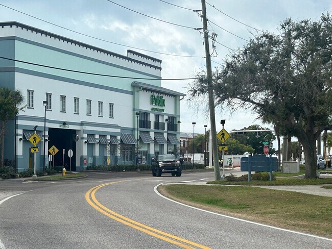 Building Photo - Renovated Treasure Island 1BR Condo - Steps to the Beach!