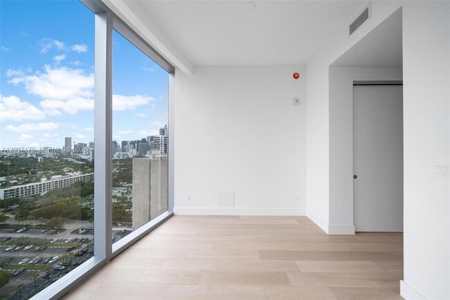 Building Photo - 175 SE 25th Rd