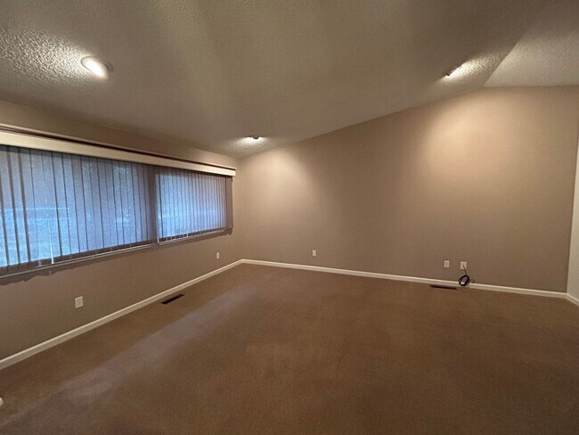 Building Photo - Spacious Home in Great Neighborhood off Tahoe Keys Blvd