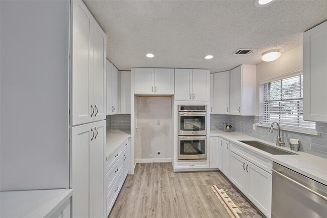 Building Photo - 715 Baltic Ln