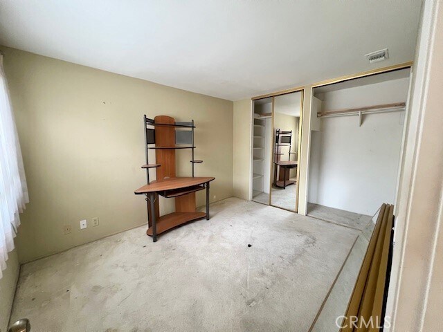 Building Photo - 15 Creekwood