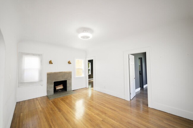 Building Photo - 3041 Valle Ave