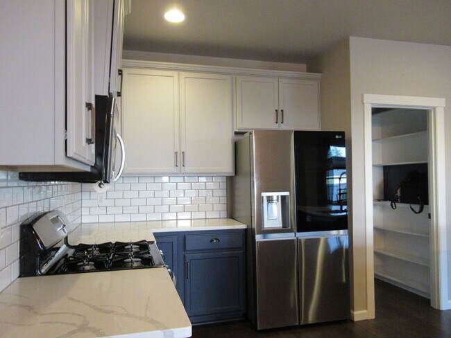 Building Photo - Gorgeous 5 bedroom 2.5 bath home in Lakeland Hills