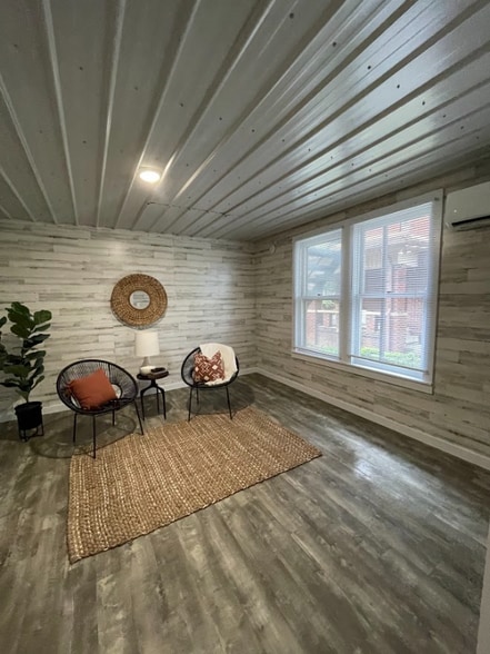 Building Photo - 410 W Maple St