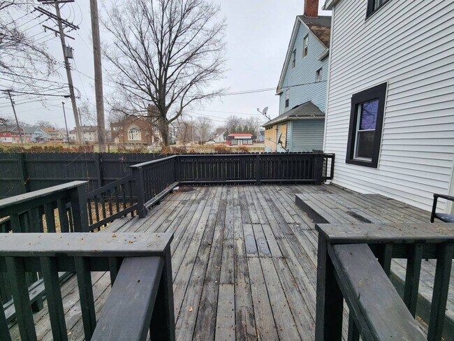 Building Photo - Charming 3-Bedroom Property in Prime Location