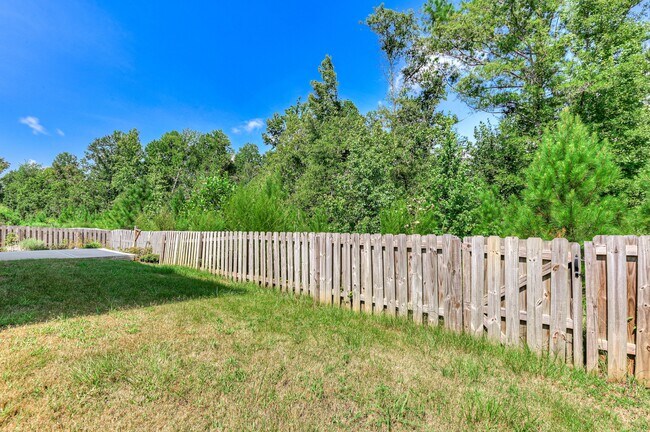 Building Photo - 140 Pebble Ln