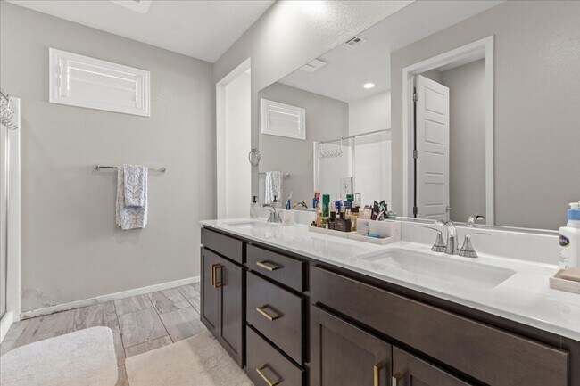 Building Photo - Luxurious, Modern, Completely Renovated 3 ...