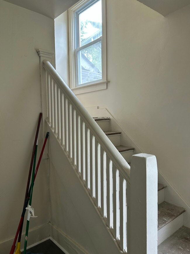 Building Photo - 844 St Agnes Ave