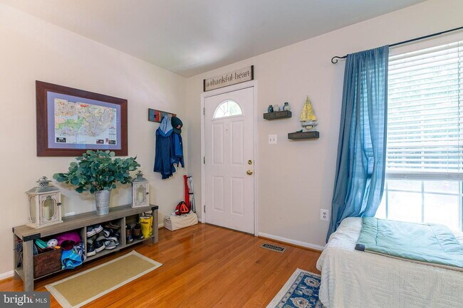 Building Photo - Stylish and Spacious Townhome with Open Floor Plan and Updated Kitchen