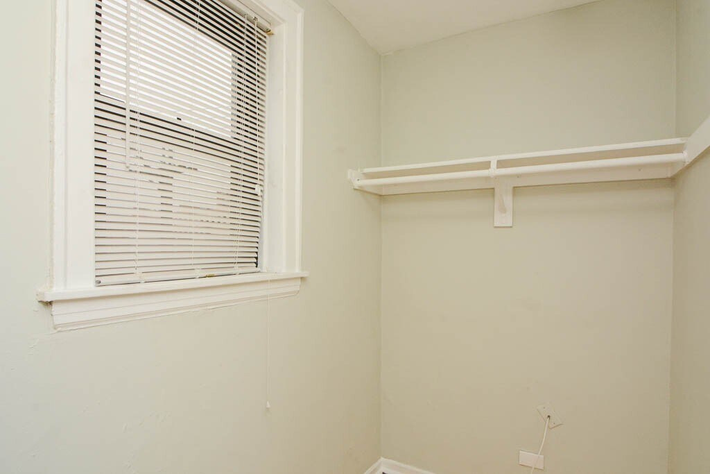 Building Photo - 629 W Belmont Ave