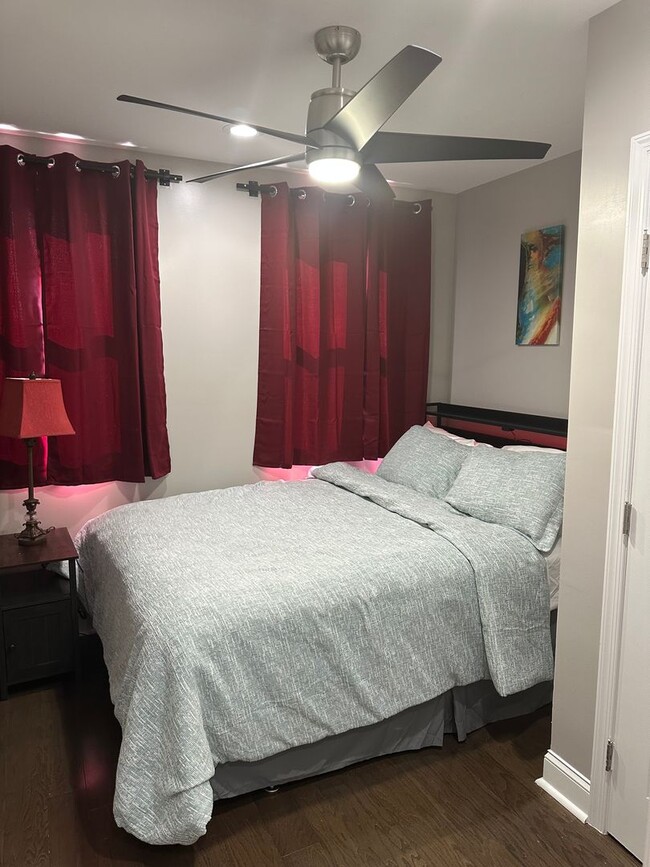 Building Photo - Fully Furnished! Spacious Rooms! Modern De...