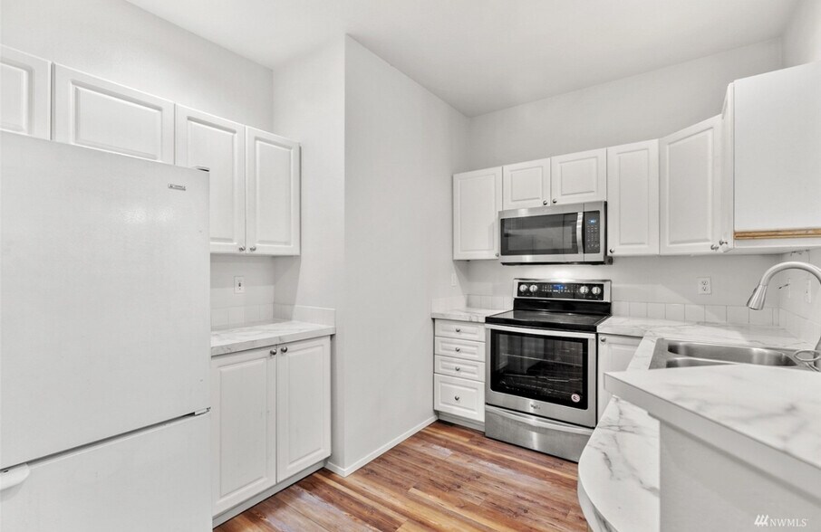 Building Photo - 12712 Admiralty Way