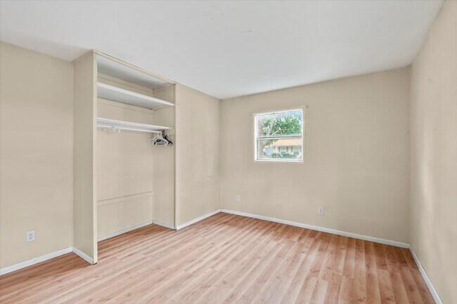 Building Photo - 2425 E Elm St