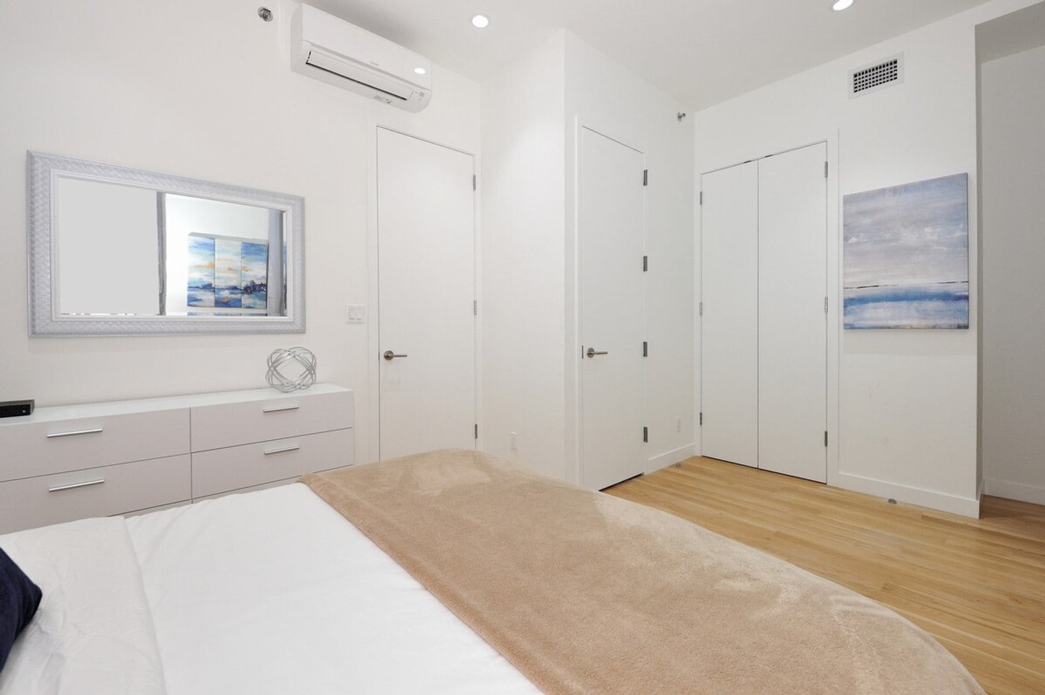 Building Photo - 353 W 48th St